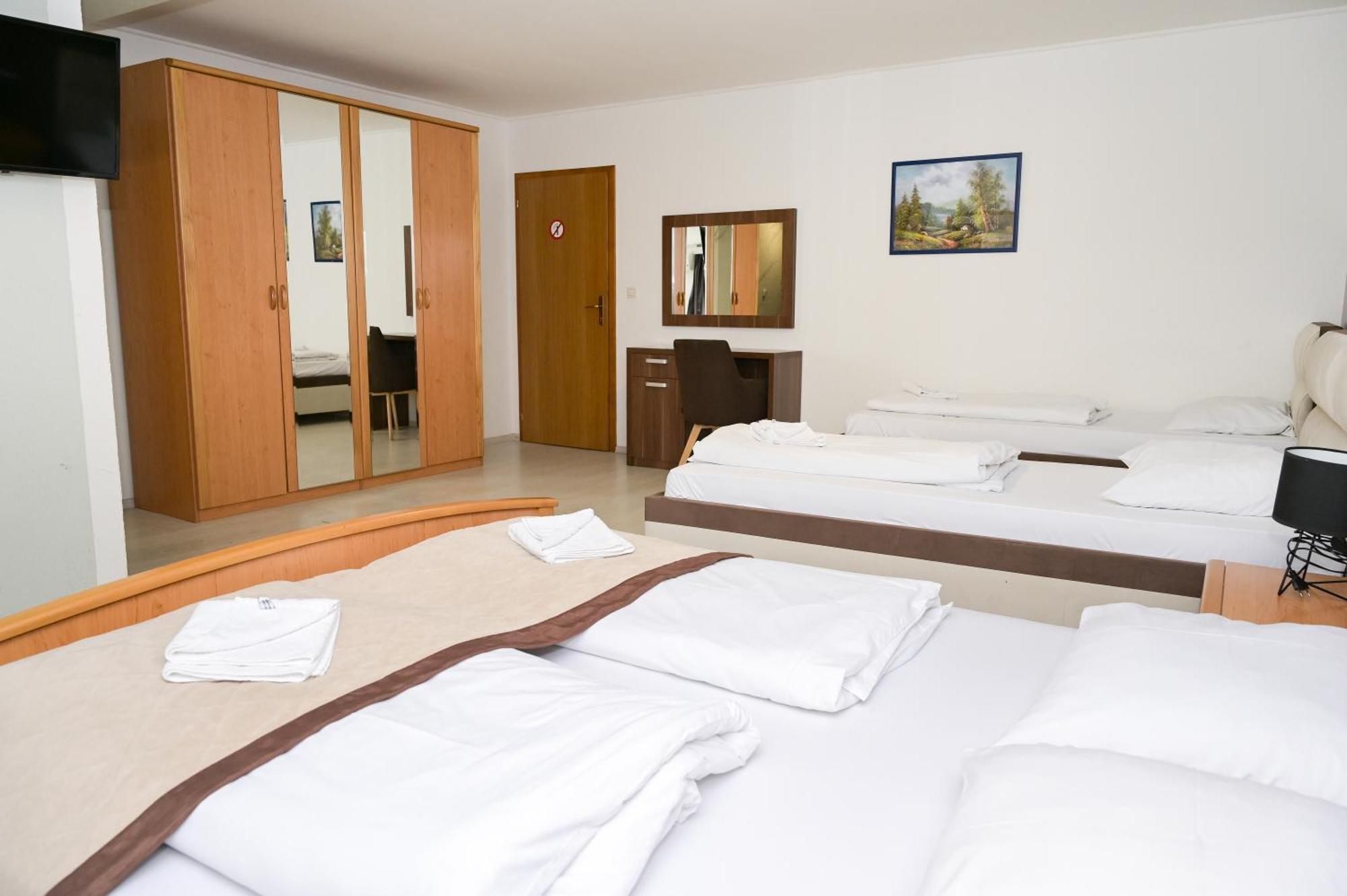 Motel Plaza Яйце Экстерьер фото