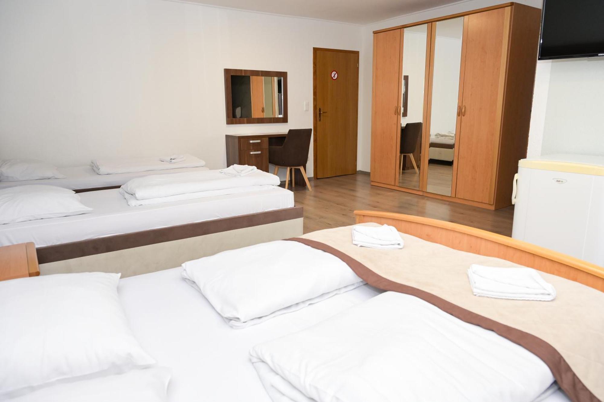 Motel Plaza Яйце Экстерьер фото