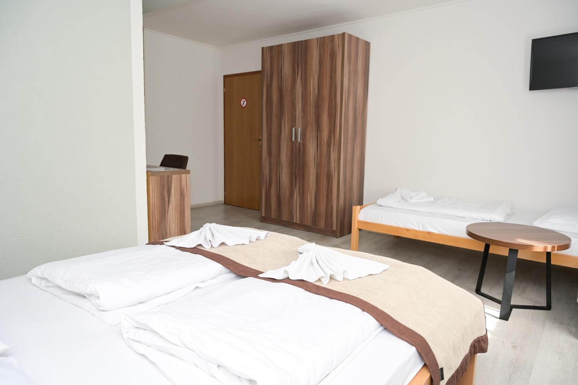 Motel Plaza Яйце Экстерьер фото