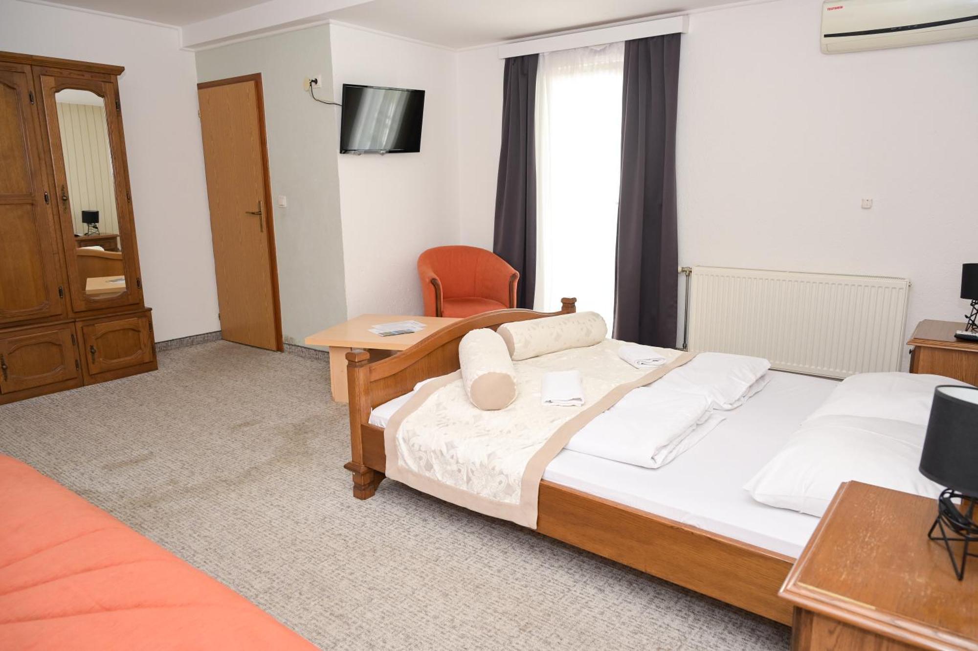 Motel Plaza Яйце Экстерьер фото