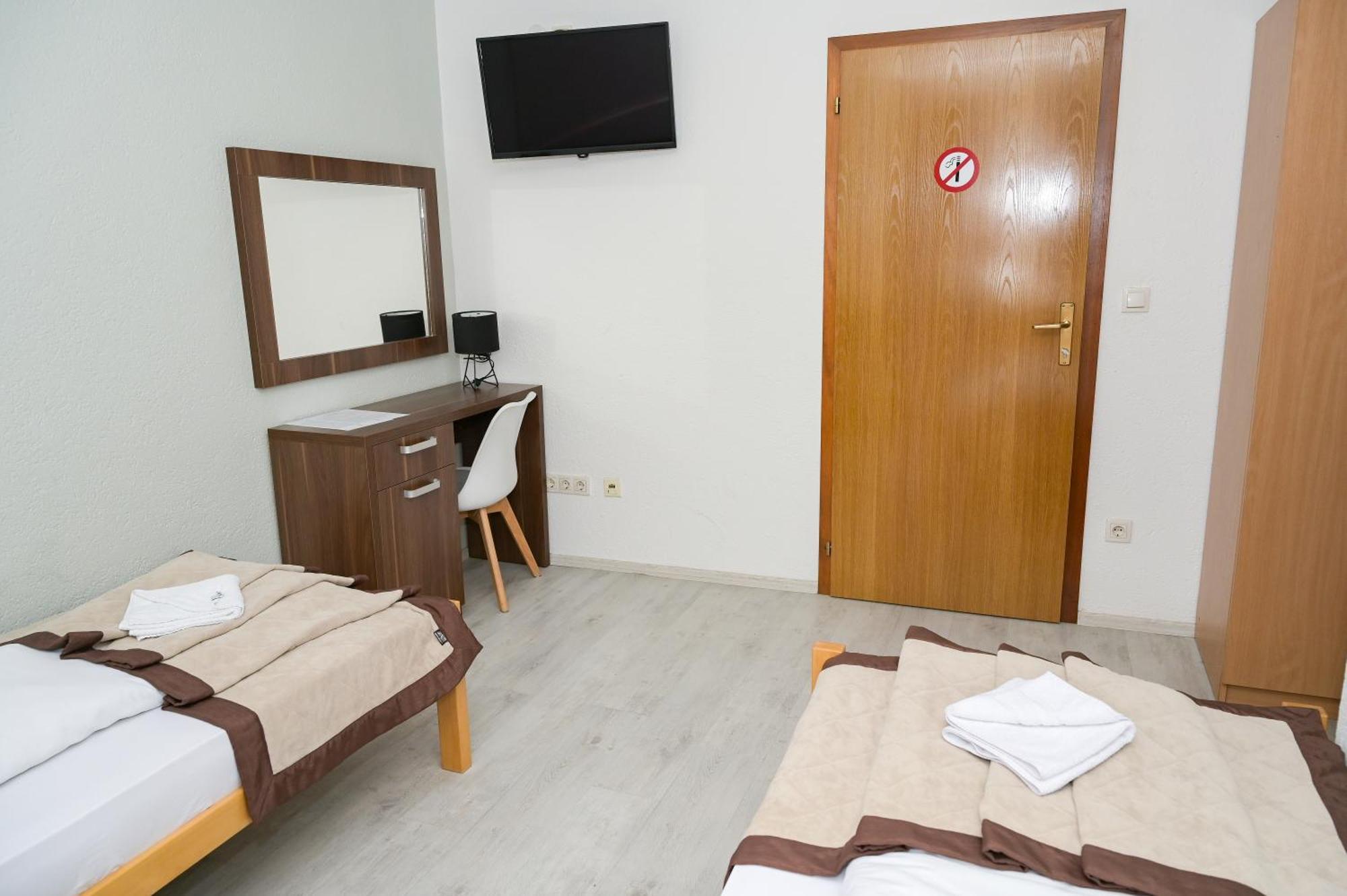 Motel Plaza Яйце Экстерьер фото