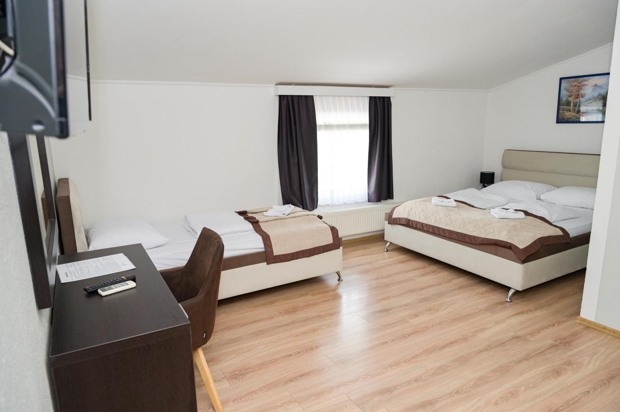 Motel Plaza Яйце Экстерьер фото